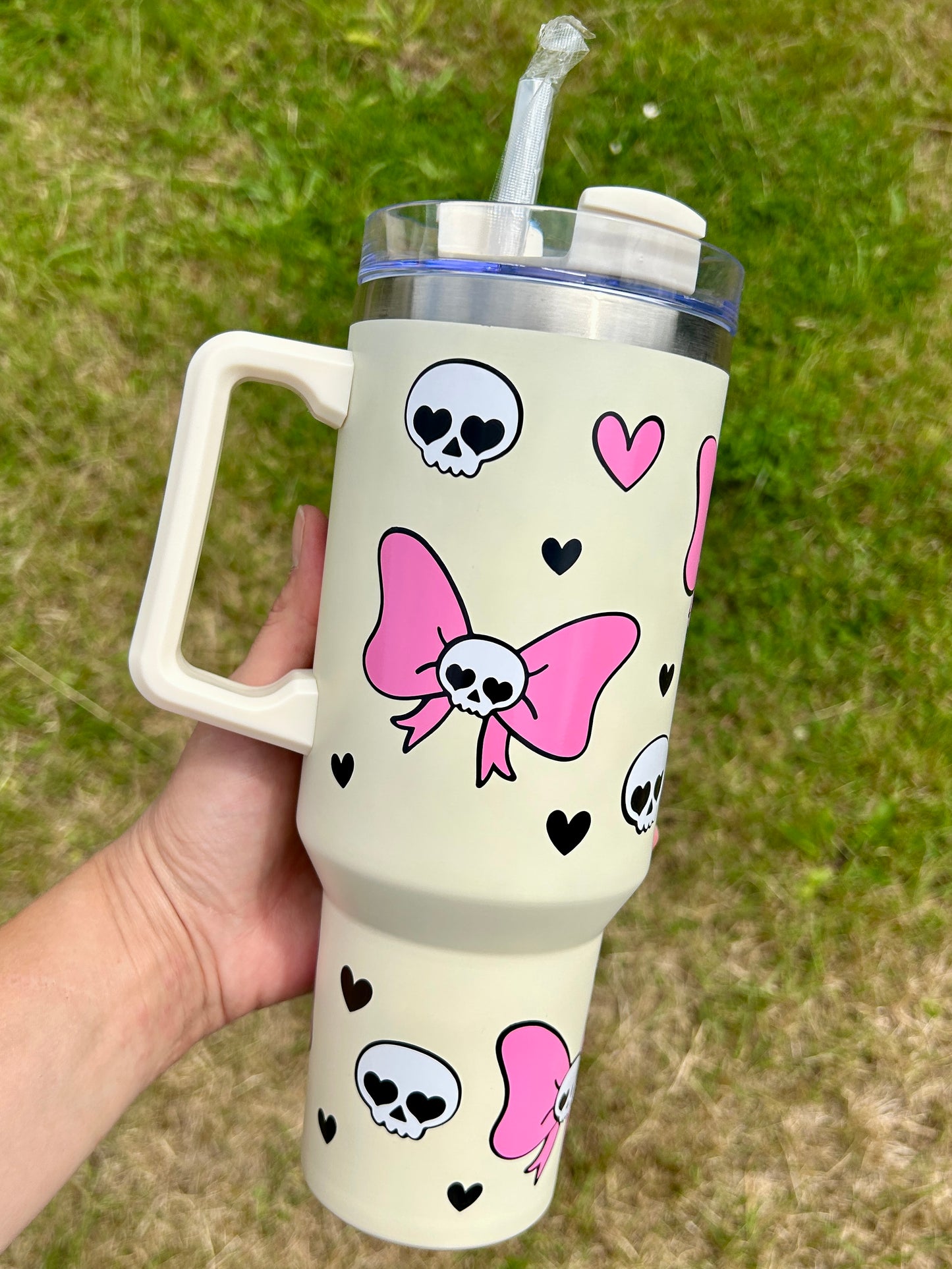 Skulls and bows - Cream 40oz tumbler
