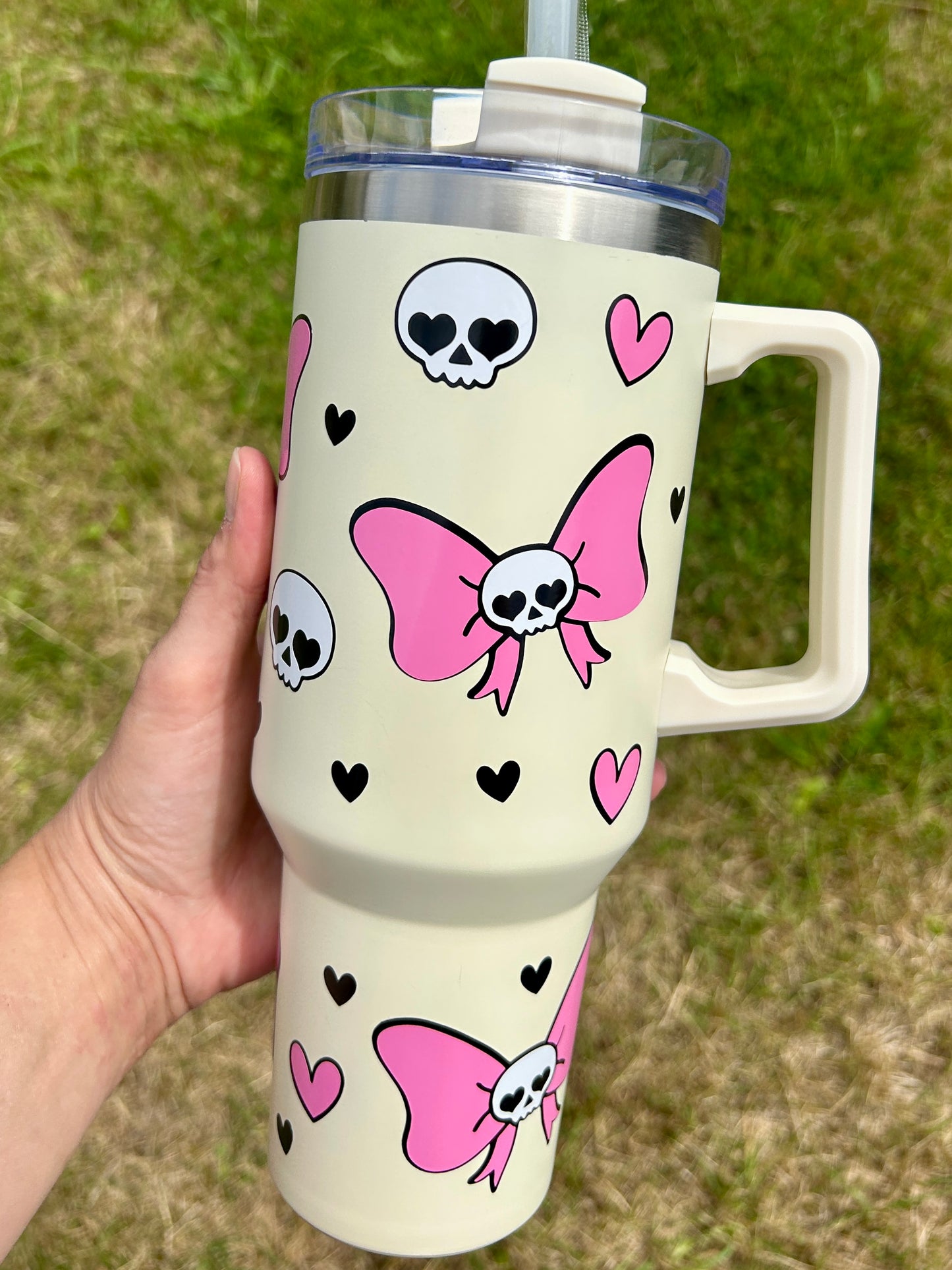 Skulls and bows - Cream 40oz tumbler